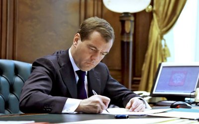 Медведев решил повысить пособие по уходу за ребенком 